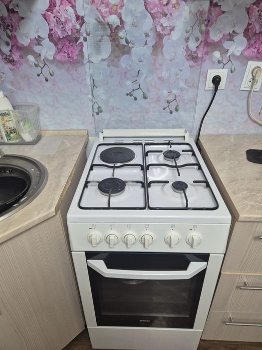 Продам газовую плиту