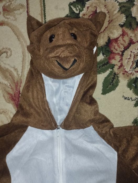 Карнавальные костюмы зайчика и коричневого волка