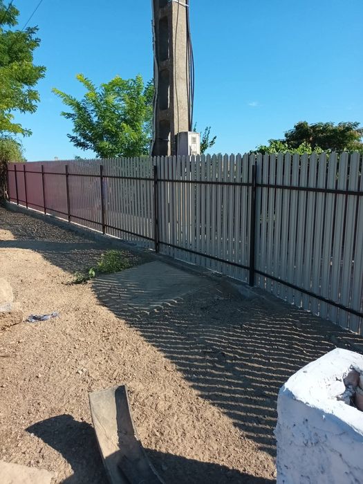 Garduri si porti din sipca metalica, panouri stil jaluzele, plasa bordurata, tabla cutata si alte modele disponibile