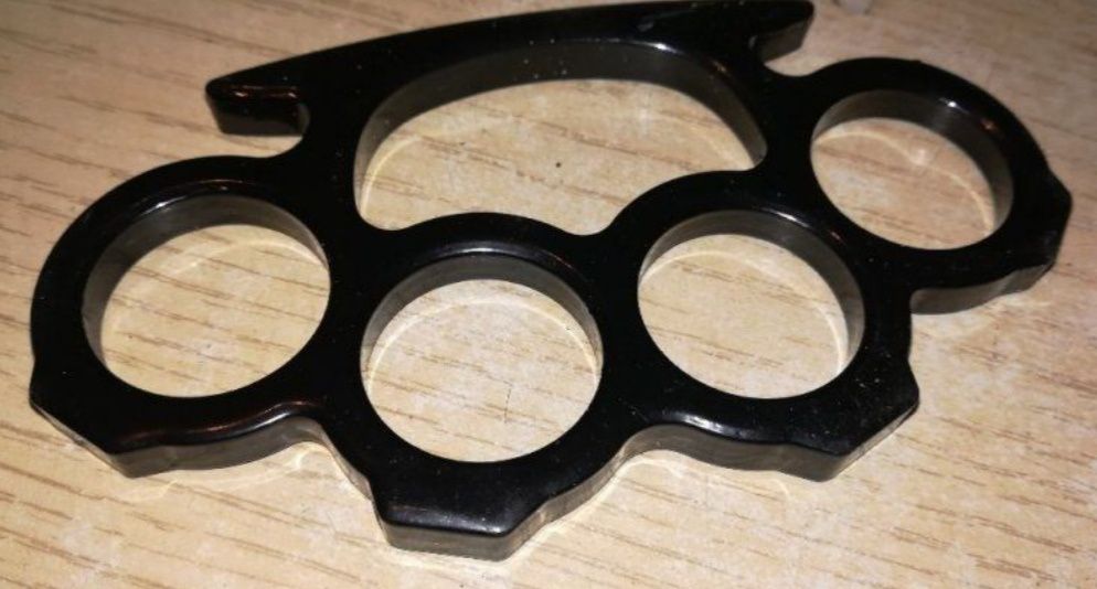 Бейзболна бухалка, черен метален бокс , палка