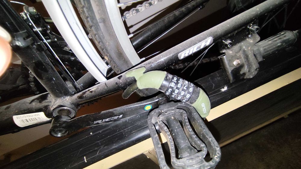 Bicicleta Carpat 26 inchi  , cu cablu antifurt  și pompă electrică1100 lei negociabil lNU RĂSPUND LA TELEFON, AȘTEPT MESAJ SMS SAU MESAJ WHATSAPP
