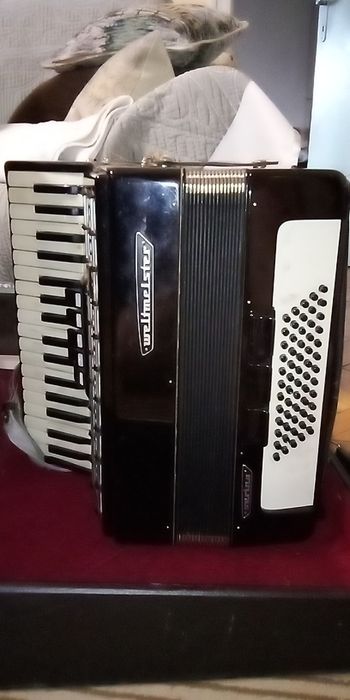 Продавам акордеон