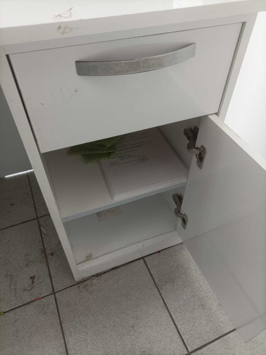 Мебели бял лак за магазин