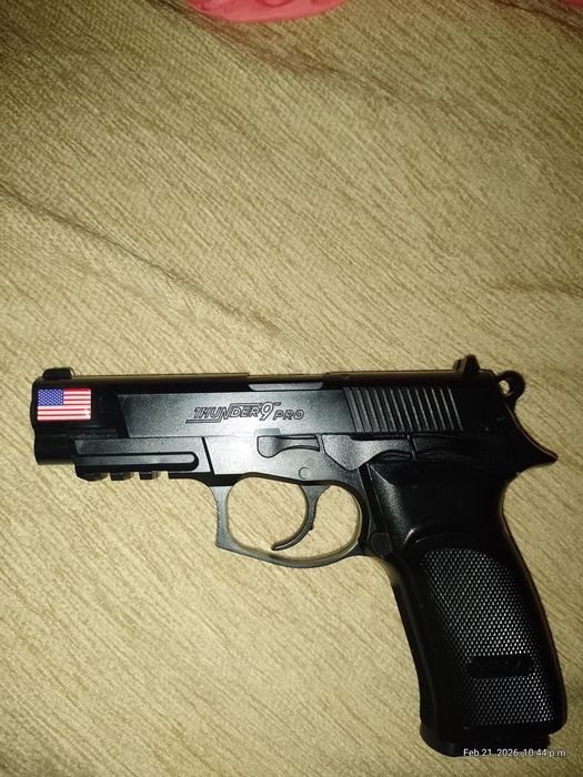 Vând pistol tip airsoft puternic