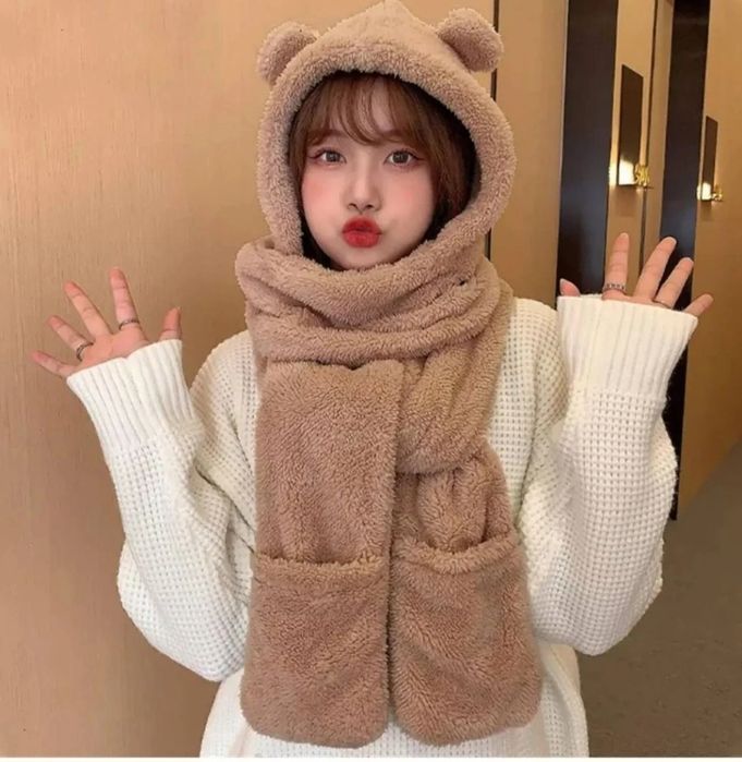 Шапка с шарфом и варежками.