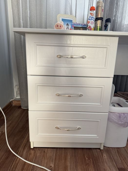 Продам стол в спальню