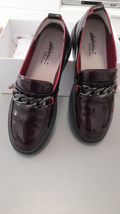 Vind pantofi noi de damă.