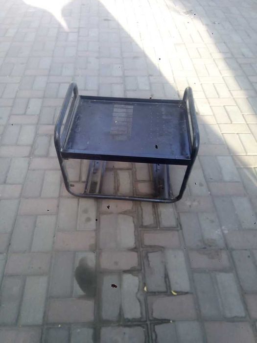 Металлический столик на колёсах.