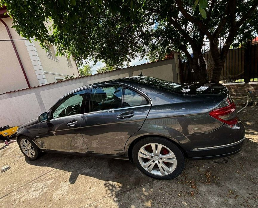Vând Mercedes C200
