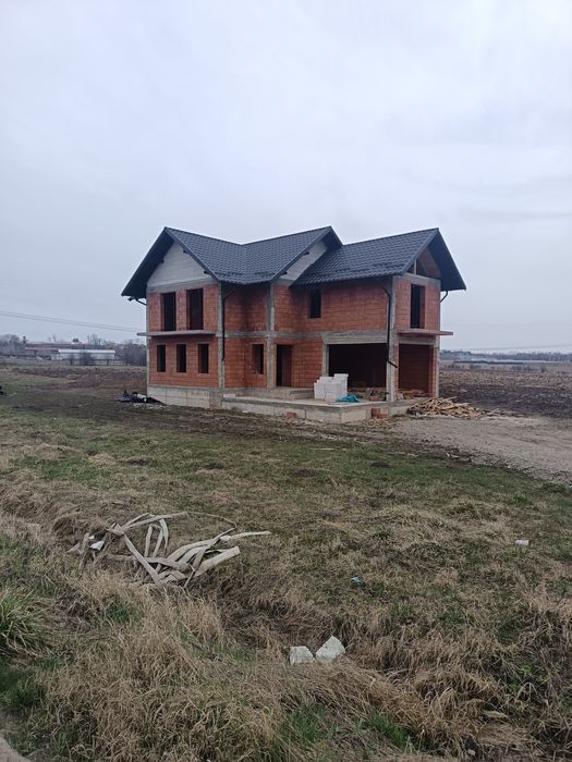 Casa la rosu de vânzare fântână mare