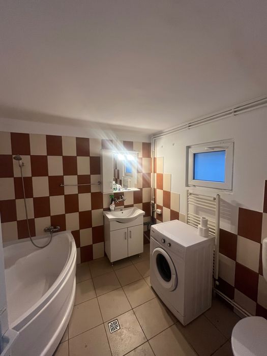 Închiriez casă la curte sector 5