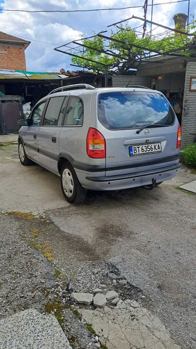 Автомобил Opel Zafira