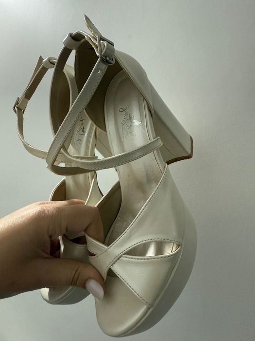 Pantofi,un alb crem nr 37