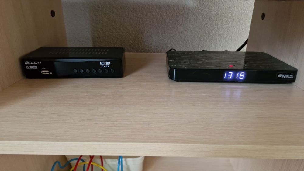 Телевизор с приставками и со шкафом