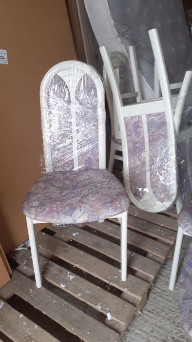 URGENT ,Vând 24 de scaune din lemn masiv