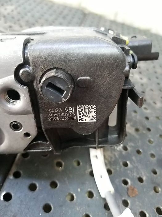 Broasca usa stanga fata citroen c3 3 sx psa123981 16942935