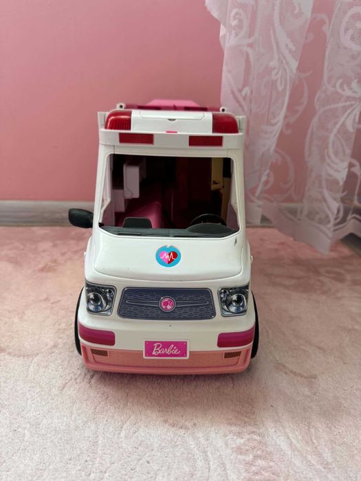 Barbie пееща линейка