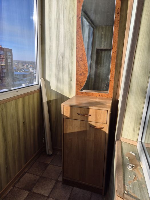 Шка б/у в прихожую с зеркалом