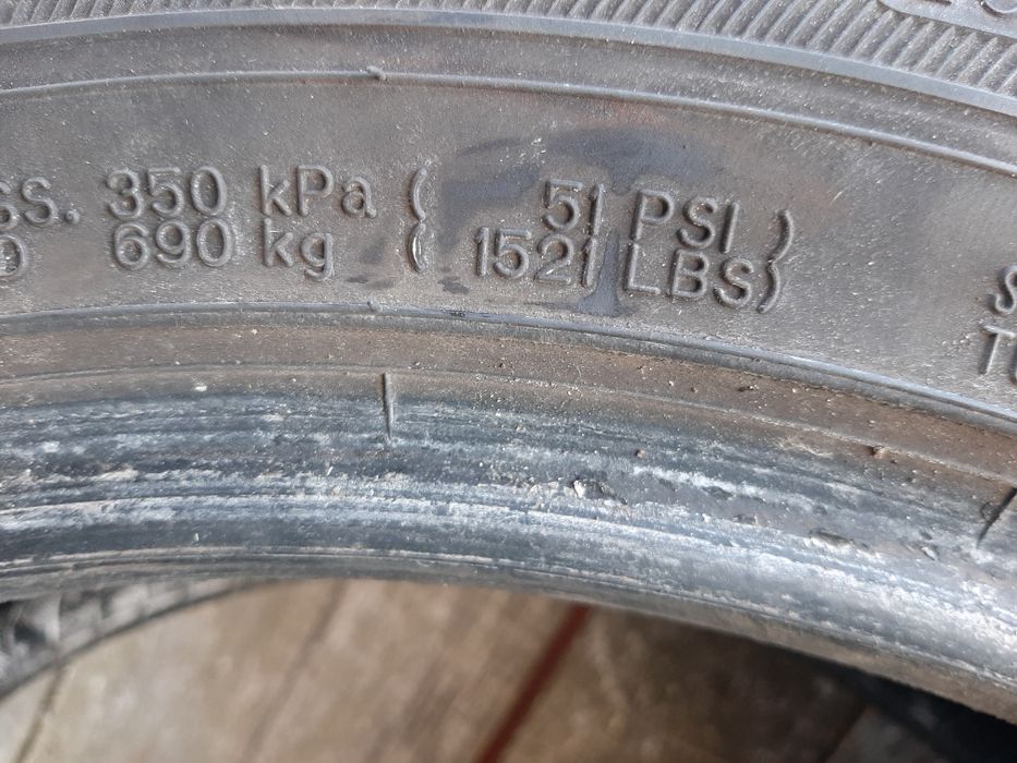 Vând 2 cauciucuri 215/55   R18