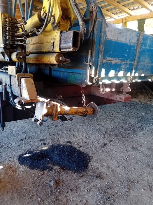 Vand remorca basculabila cu macara