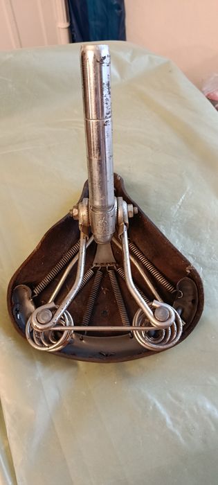 Scaun de bicicleta vechi din piele cu arcuri