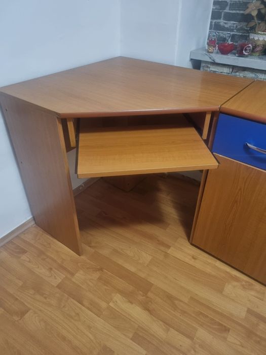 Birou de colț cu dulap, este dezasamblat, sa se poata lua usor.