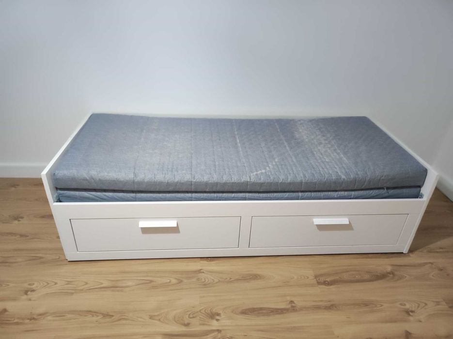 Pat folosit in condiții bune,extensibil  cu saltea,2 sertare, 160/200