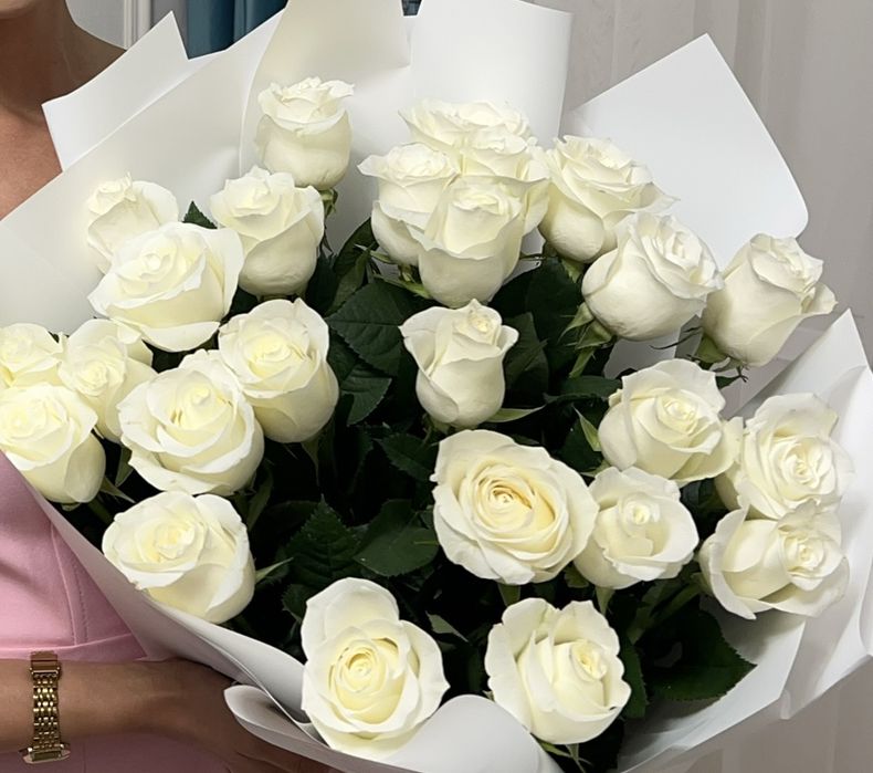 Белые розы 25 шт
