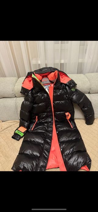 Яркий пуховик фирменный