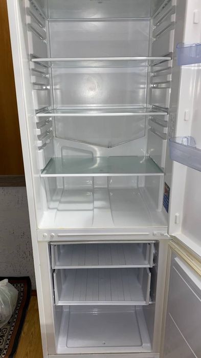 Продам холодильник. Требует ремонта