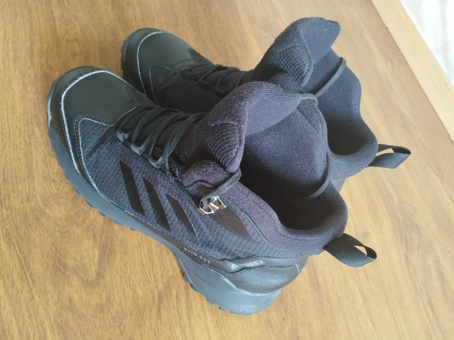 Продавам туристически обувки Adidas Terrex Rain Rdy