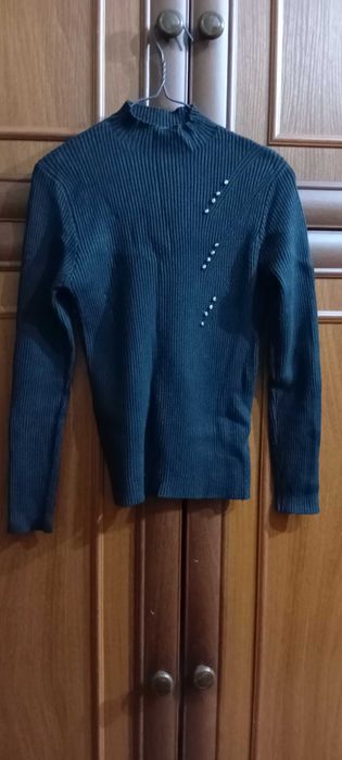 Кофточки теплые  для девочки от 8 до 12 лет