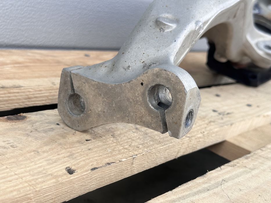 Ляв шенкел AUDI Q7 Q8 4M 4M0407559