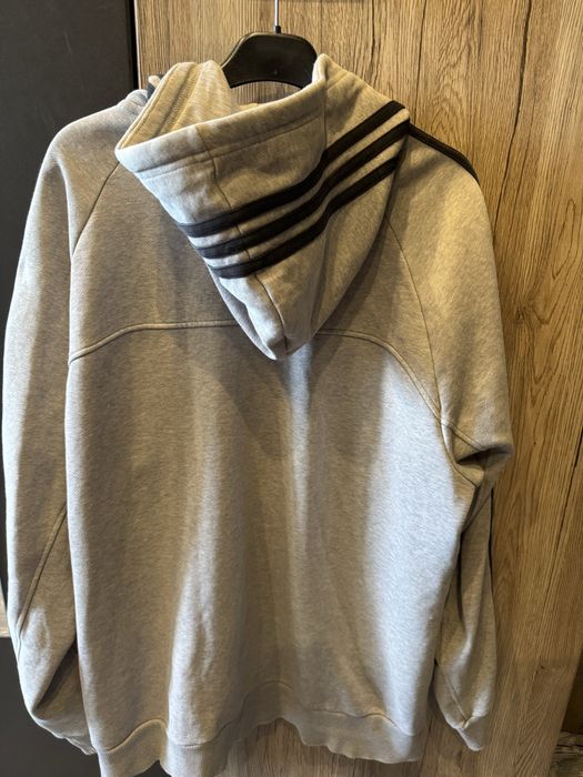 Adidas Essentials суитчер с ленти през качулката