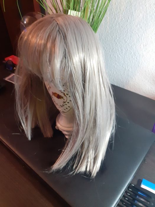 peruca gri cu breton