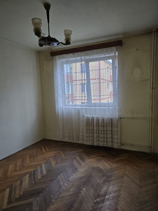 Proprietar vând apartament decomandat 3 camere 90 mp zona Spital Brad
