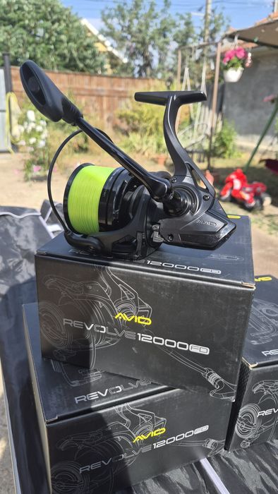 Vând set 3 lansete crap Avid 3,96 m  și 3 mulinete  Avid  Carp Revolve