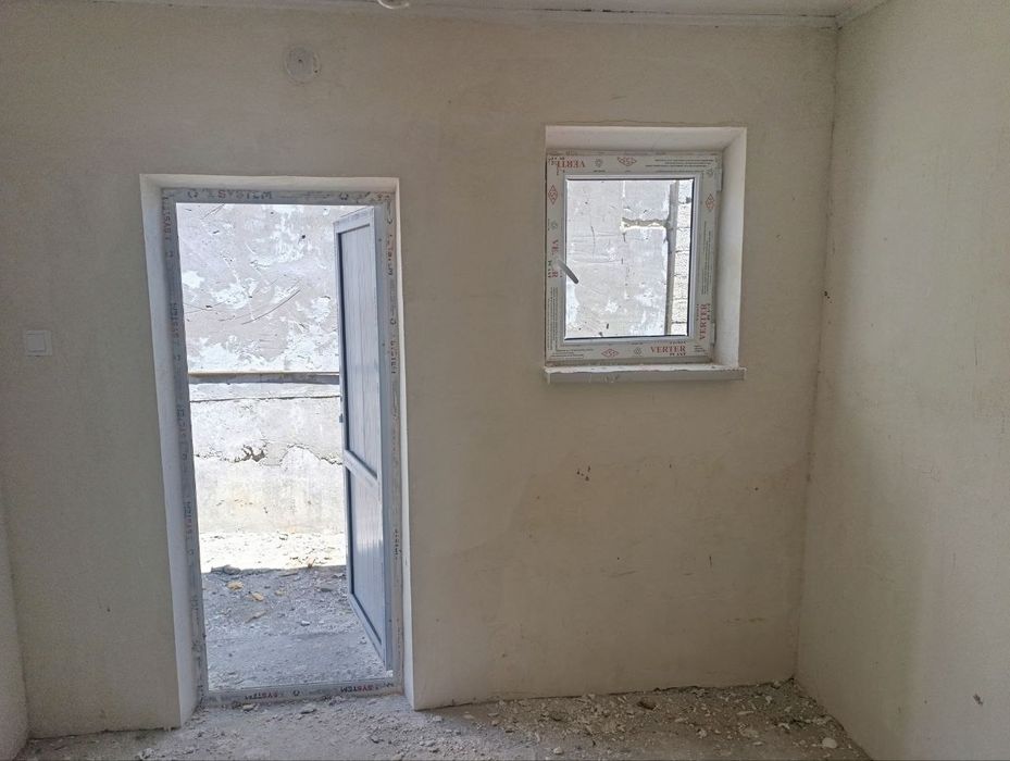Урта чирчик тумани Авангардда.Куйликдан уйгача 9.5км. 1 соток 2хона.