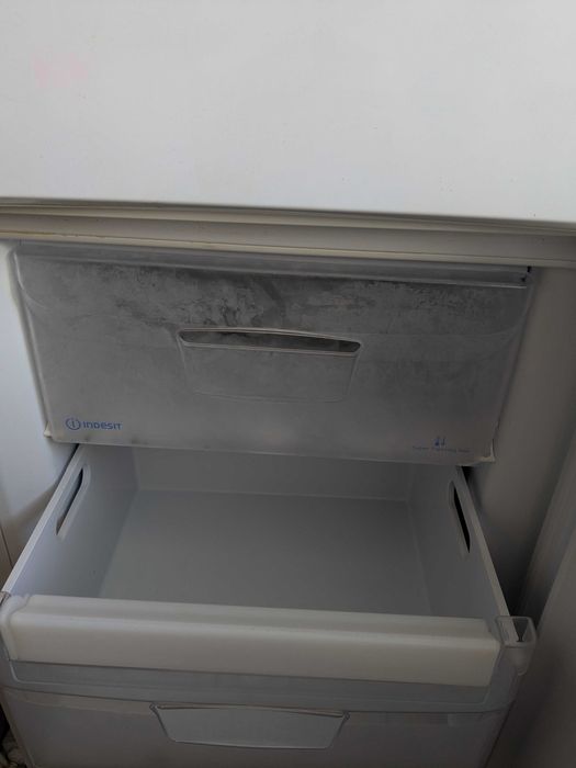 Хладилник с фризер Indesit