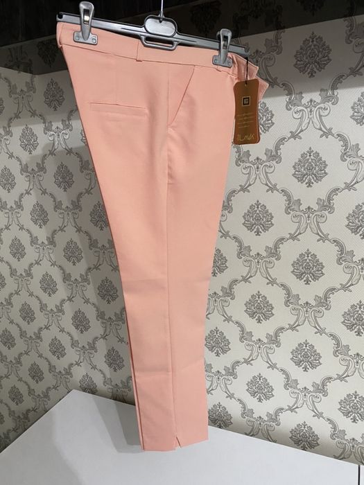 Pantaloni verzi, roz somon și negri