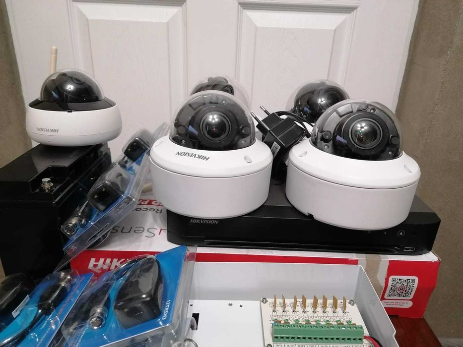 Kit DVR Hikvision, 4 camere analogice zoom motorizat + o camera IP