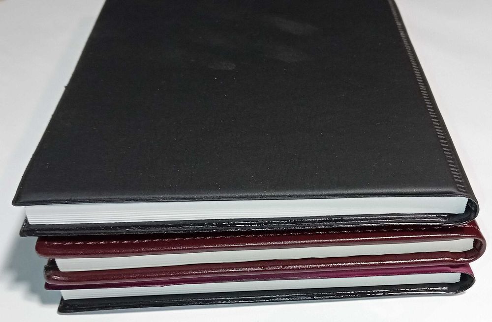 Азбучник с кожена подвързия, три цвята.