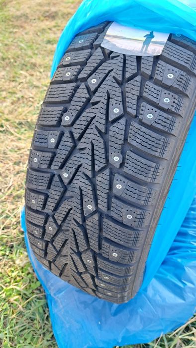 Зимние шины с шипами новые