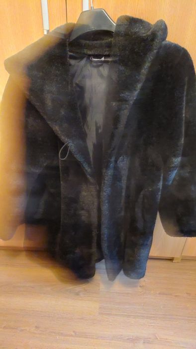 Haină de blană sintetică neagră cu glugă C&A – Mărimea 42