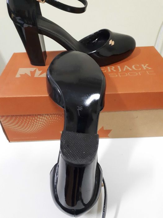 Продам кожаные женские туфли.