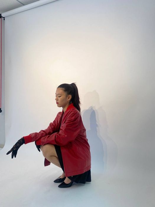 Бомбер красного цвета