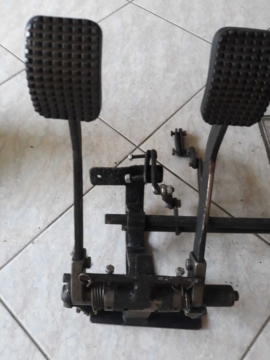 Продавам допълнителни педали за учебен автомобил