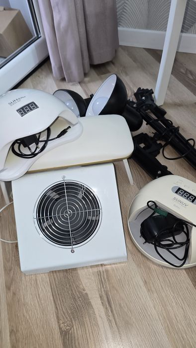 Лампы для маникюра, пылесос, подставка