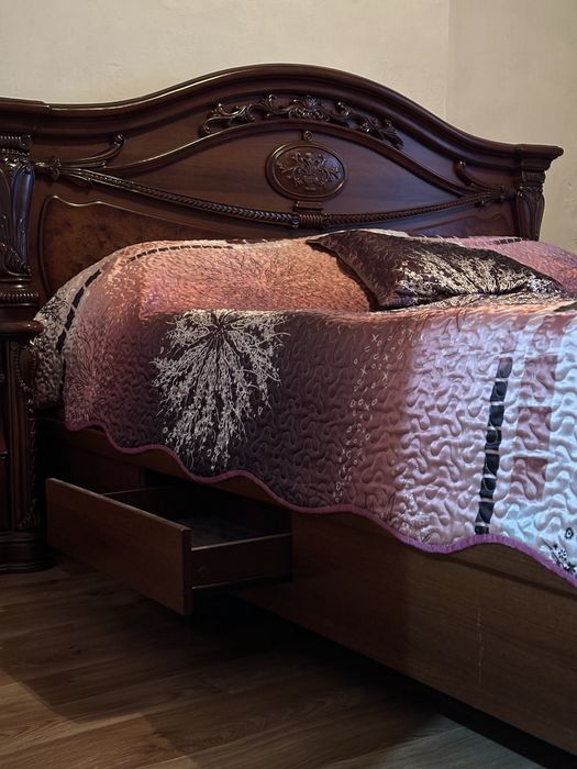 Роскошный спальный гарнитур