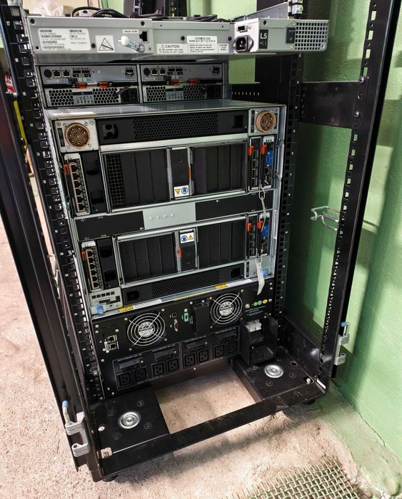 Сервер IBM Blade в стойке